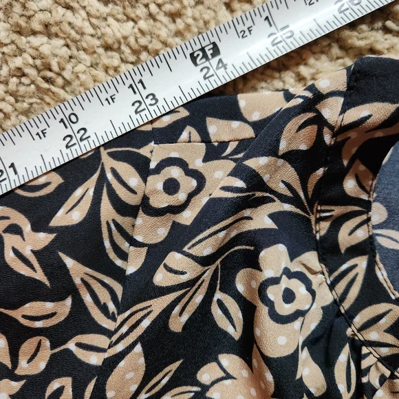 Ann Taylor petite v-neck floral blouse Size SP Colors black tan and white - Picture 3 of 13